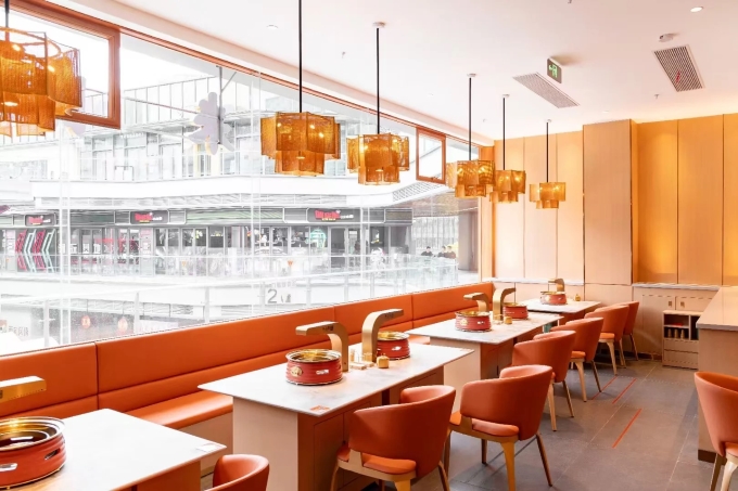 炭火烤肉店（diàn）上排煙烤肉桌