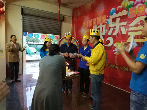 餐飲家具廠家（jiā）十大黄色软件官方版為員工慶祝生日