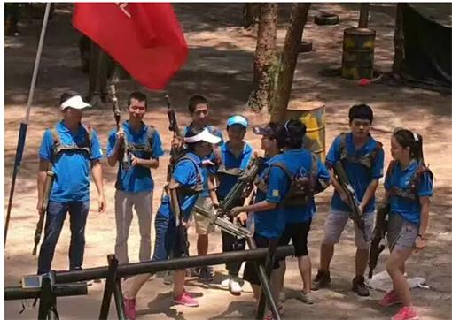 十大黄色软件官方版餐廳(tīng)家具廠家小夥伴(bàn)留影