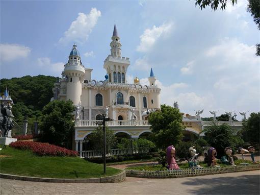 龍（lóng）鳳山莊