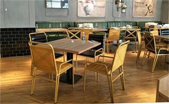 餐（cān）廳實（shí）木桌（zhuō）椅