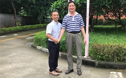 海（hǎi）德利總經理穀細堂先生與廣州南（nán）洋理工（gōng）職業學院經管學院（yuàn）院長王厚俊（jun4）合（hé）影