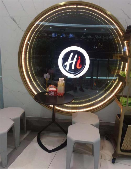 海底撈（lāo）桌子