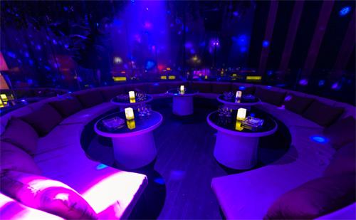 酒吧吧台（tái）