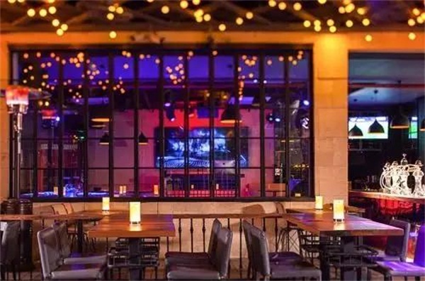 酒吧（ba）桌椅（yǐ）組合