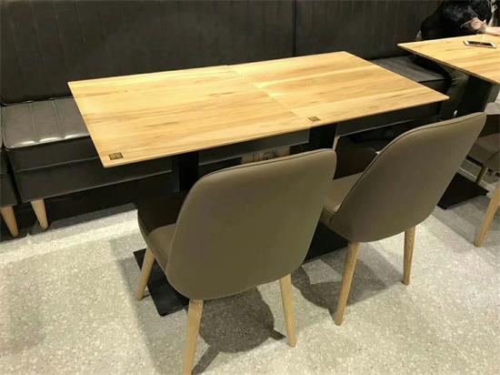 美頤美鮑汁排（pái）骨飯餐廳桌椅