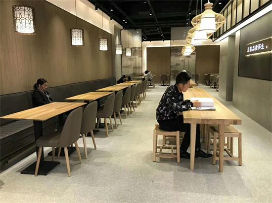 美頤美（měi）鮑汁排骨飯（fàn）餐廳桌椅