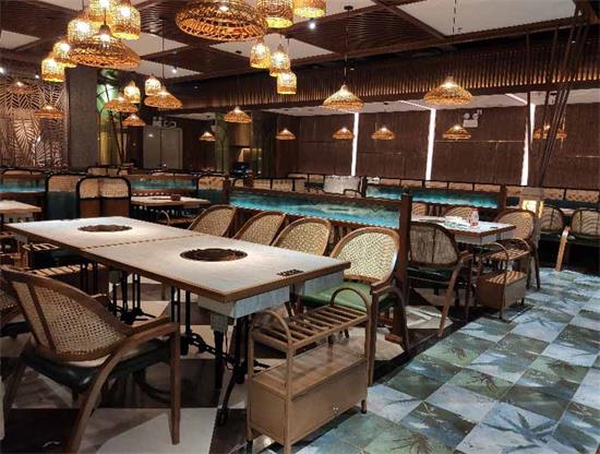 海（hǎi）南（nán）椰（yē）子雞四季椰林（lín）火鍋桌椅