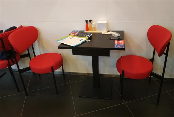 歌（gē）誌軒名（míng）古屋拉麵（miàn）餐廳桌椅