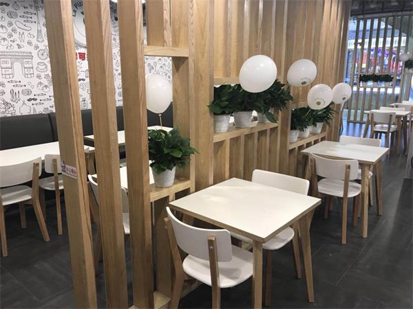 NicksPizza尼克披（pī）薩店桌椅