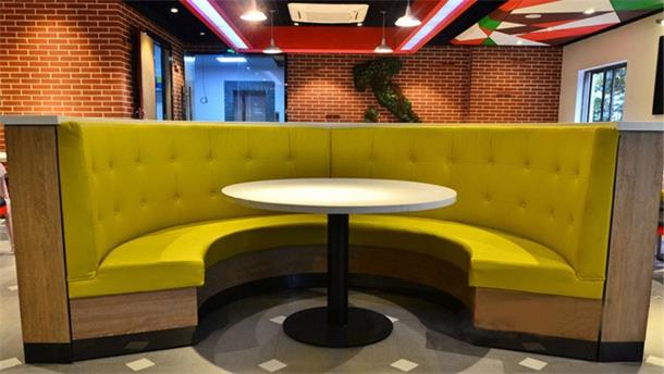 弧形（xíng）卡座沙發餐桌搭（dā）配效果圖