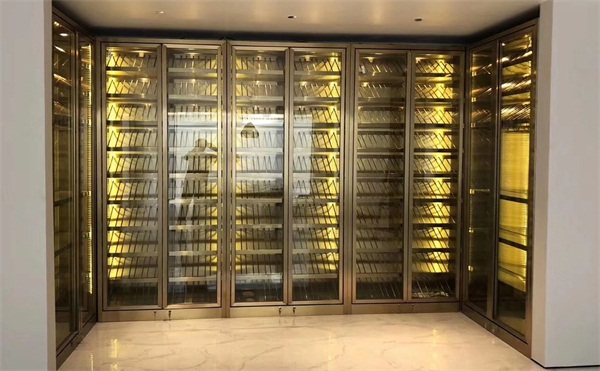 現代簡約不鏽鋼輕奢酒櫃_高端不（bú）鏽鋼恒溫酒（jiǔ）櫃定製
