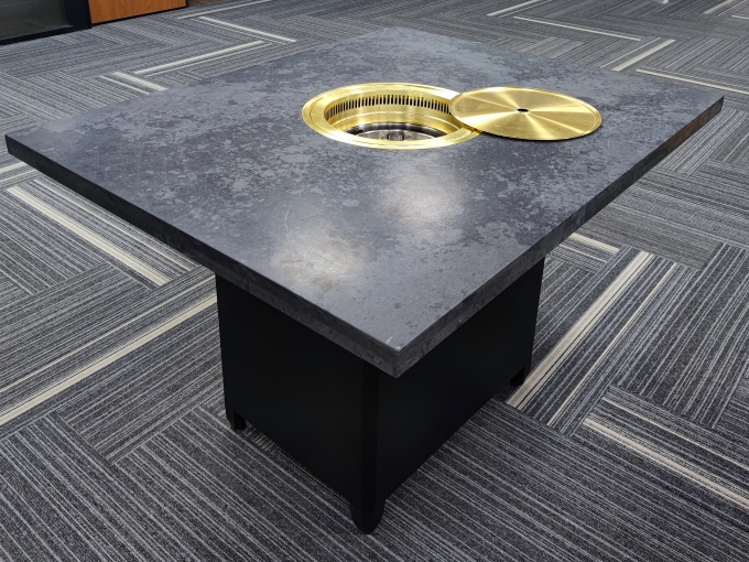 日式烤肉店大理石（shí）下排煙炭火烤肉桌