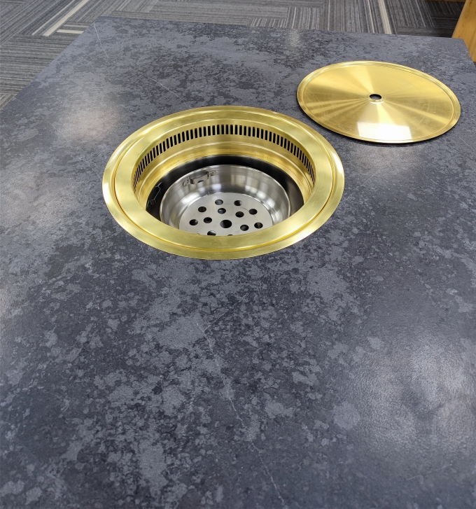 日式烤肉店大理石下排煙（yān）炭（tàn）火（huǒ）烤肉（ròu）桌