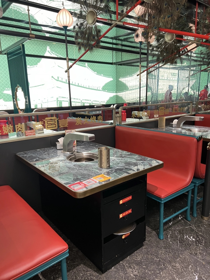 韓式（shì）烤肉店炭火烤肉（ròu）下（xià）排煙烤肉桌