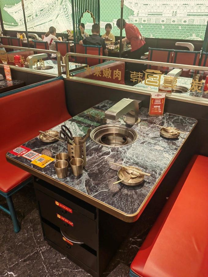 韓（hán）式烤（kǎo）肉店炭火烤肉（ròu）下排煙（yān）烤肉桌