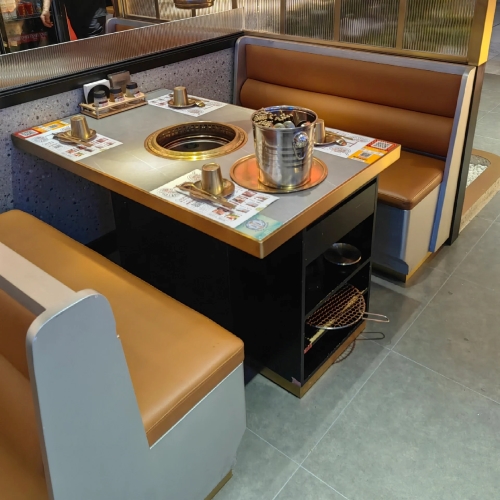 自助烤肉店上排煙炭火（huǒ）無煙烤肉桌