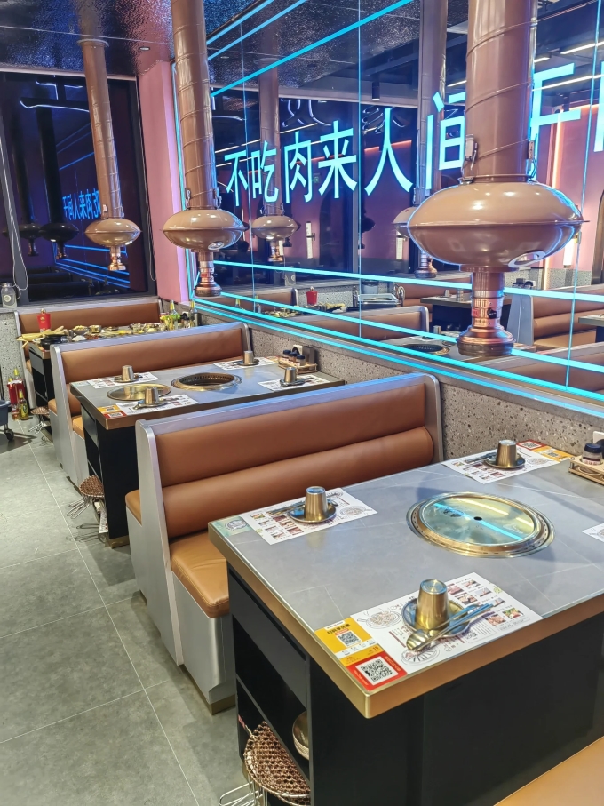 自助烤肉店上排煙炭火無煙（yān）烤肉桌