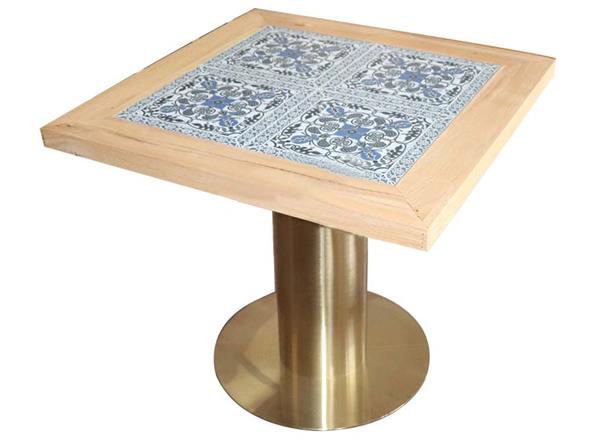 黃銅色不鏽鋼圓形底座_東南亞（yà）風餐桌_西餐（cān）廳方形餐桌