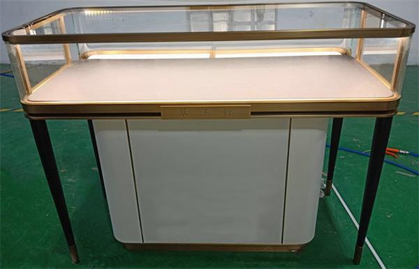 高端會所展櫃_拉絲（sī）香檳（bīn）金高端不鏽（xiù）鋼珠寶展櫃