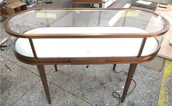 弧（hú）形卡地亞（yà）珠寶櫃台_不鏽鋼（gāng）玻璃小珠寶展（zhǎn）示櫃（guì）