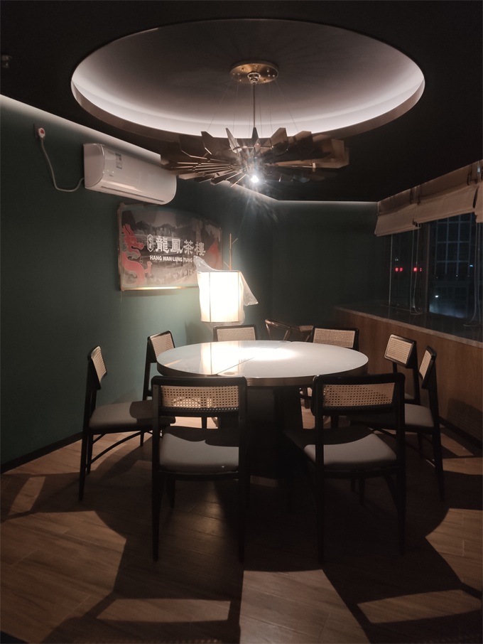 餐廳包間時尚大（dà）理石圓桌（zhuō）實木藤條靠背椅