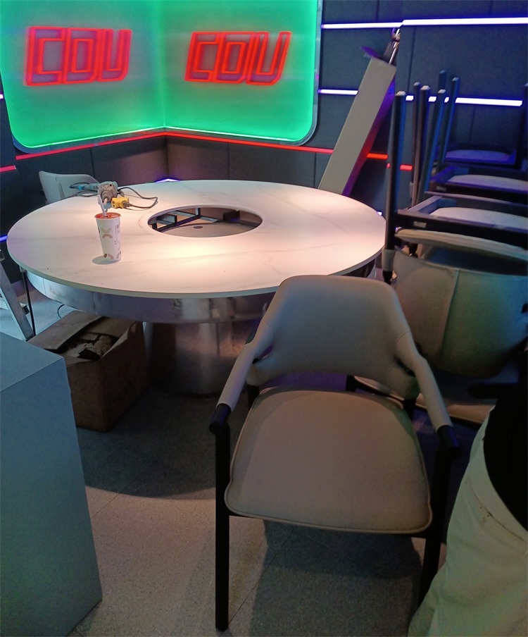 湊湊火鍋（guō）店包房大理石圓形火鍋桌