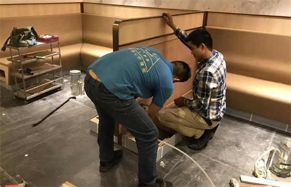 十大黄色软件官方版家具工程部現場安裝海底撈屏風隔斷（duàn）卡座