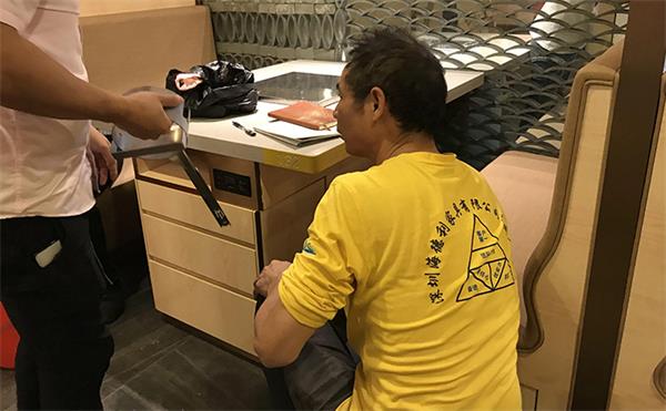 十大黄色软件官方版家具工程部現場安裝海底撈火鍋桌椅