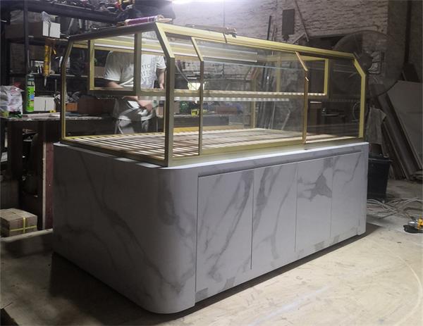 麵包（bāo）展示櫃邊櫃