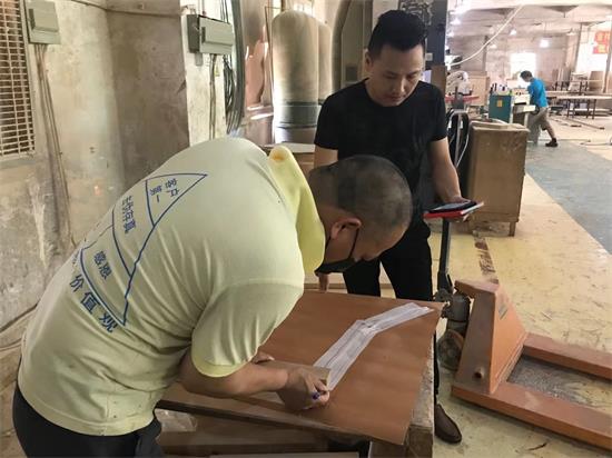 設（shè）計師看著（zhe）產品工（gōng）程師做首件家具前，按著1:1做出來的模（mó）板，核對（duì）每一處比例。